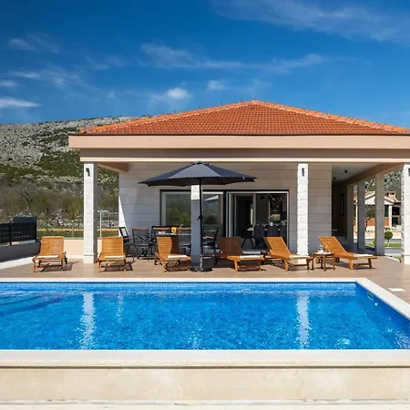 Big Garden Villa *